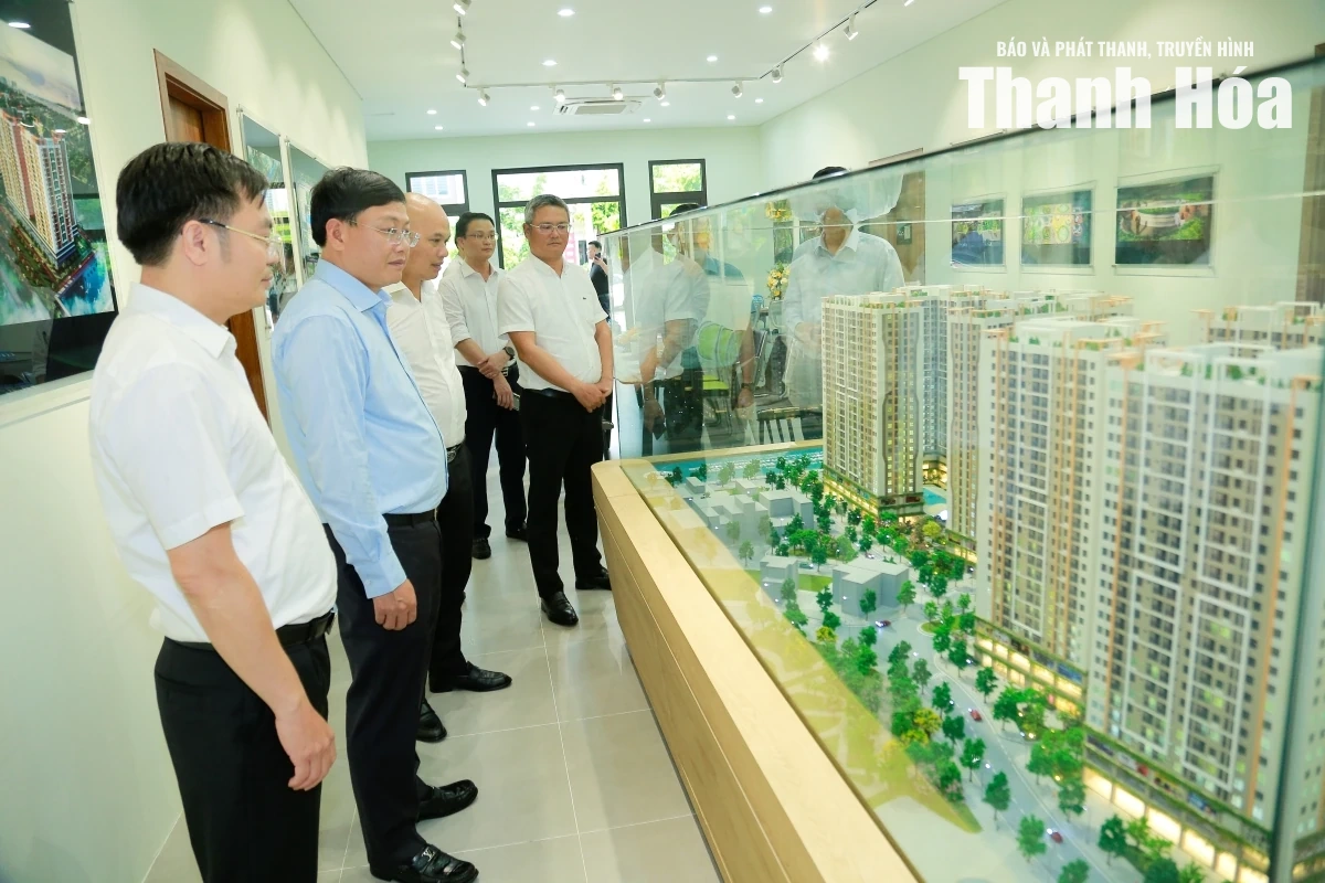 Phó Chủ tịch Thường trực UBND tỉnh Mai Xuân Liêm kiểm tra tiến độ dự án nhà ở xã hội tại phường Hàm Rồng
