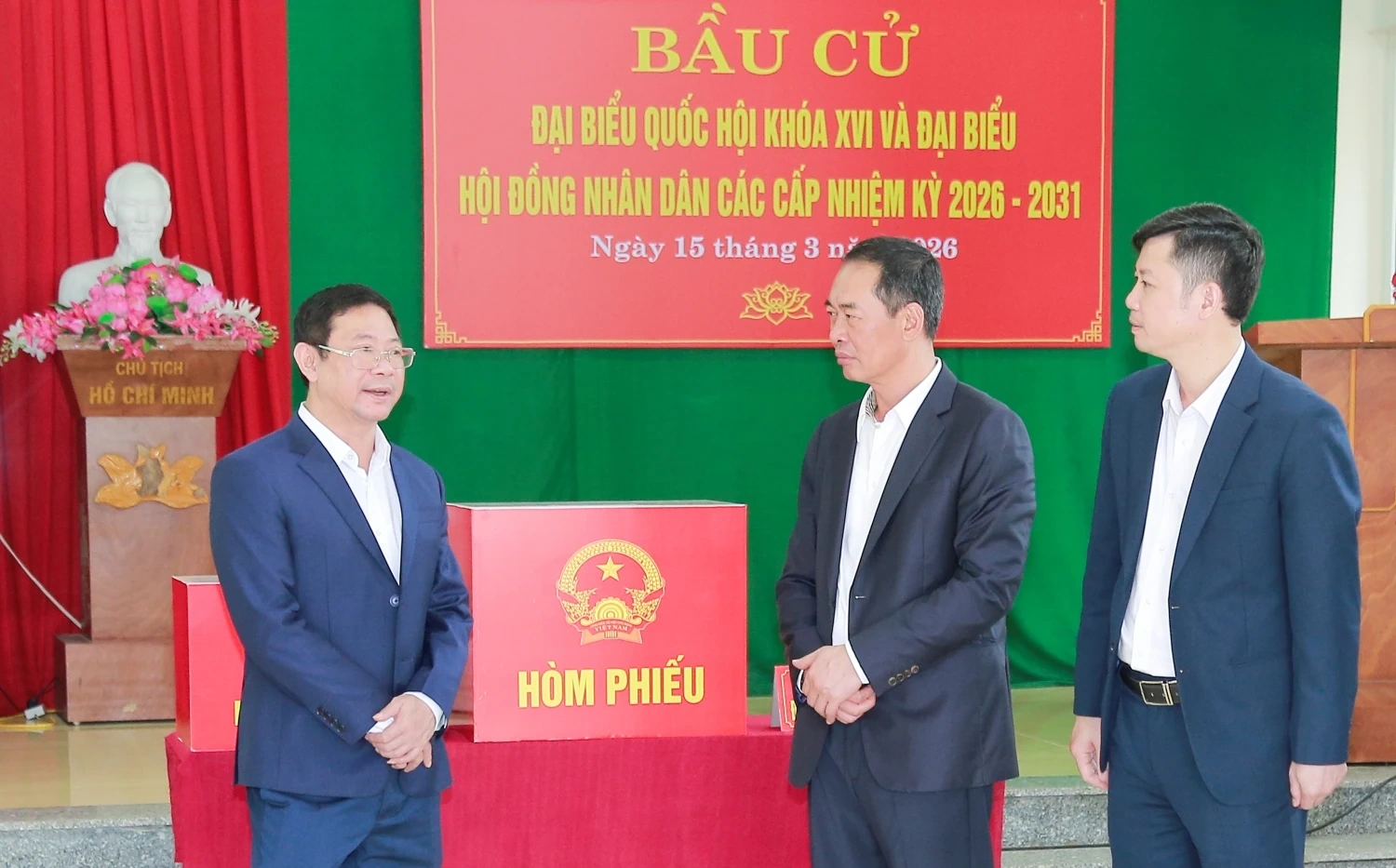 Phó Bí thư Tỉnh ủy, Chủ tịch Ủy ban MTTQ tỉnh Trịnh Tuấn Sinh kiểm tra công tác chuẩn bị bầu cử tại phường Sầm Sơn