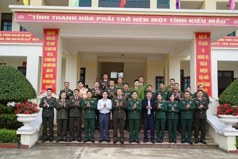 Gi&aacute;m đốc C&ocirc;ng an tỉnh T&ocirc; Anh Dũng thăm, tặng qu&agrave; Tết tại x&atilde; Ngọc Lặc