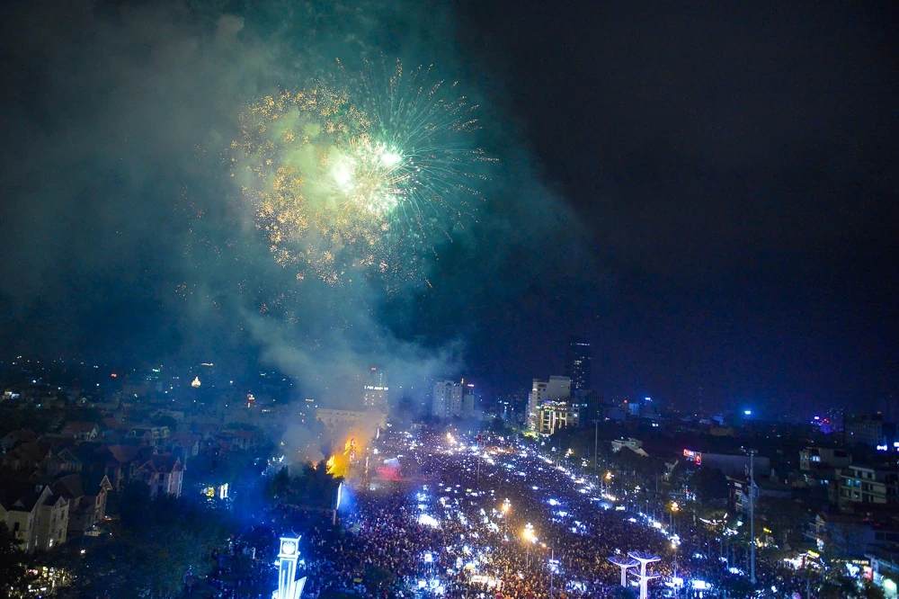 Rực rỡ ph&aacute;o hoa ch&agrave;o đ&oacute;n thời khắc bước sang năm mới 2026