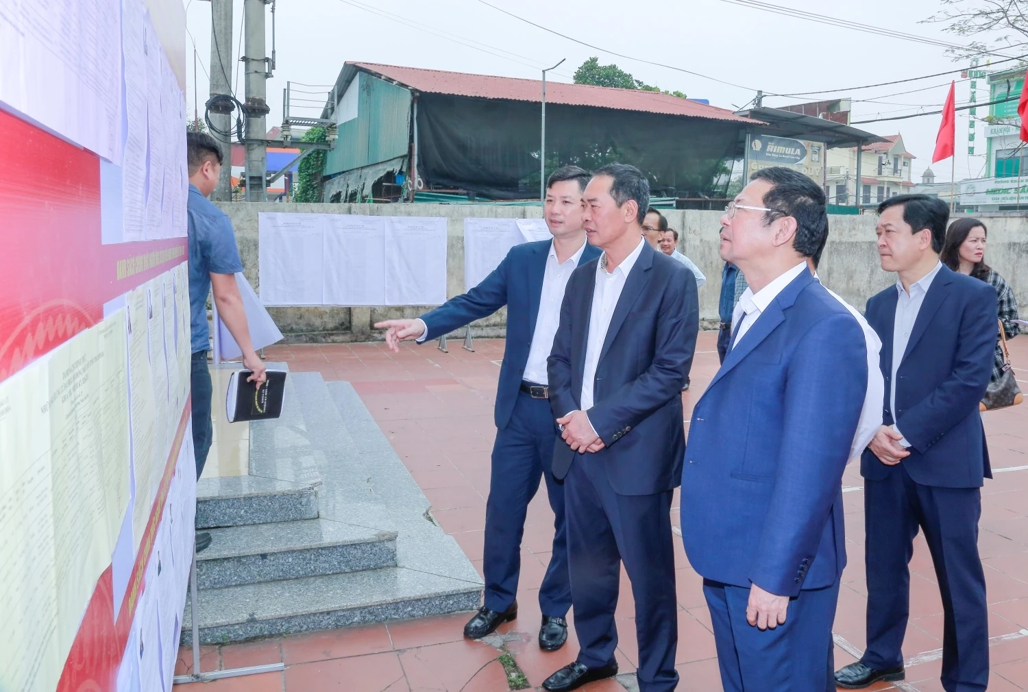 Phó Bí thư Tỉnh ủy, Chủ tịch Ủy ban MTTQ tỉnh Trịnh Tuấn Sinh kiểm tra công tác chuẩn bị bầu cử tại phường Sầm Sơn