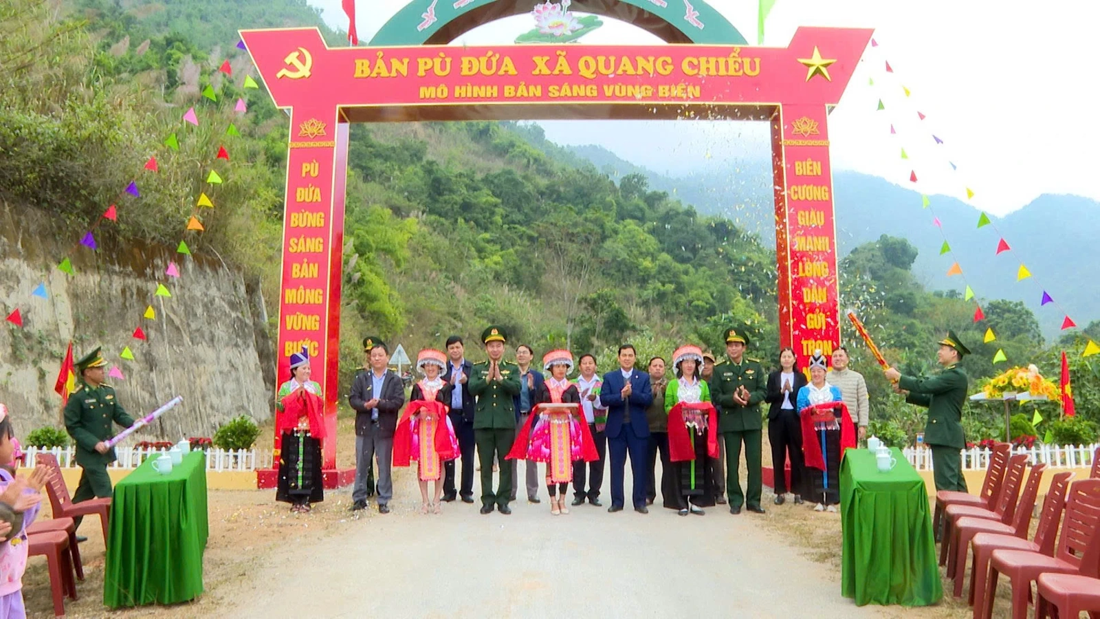 Đồn Bi&ecirc;n ph&ograve;ng Quang Chiểu cắt băng kh&aacute;nh th&agrave;nh cổng ch&agrave;o P&ugrave; Đứa