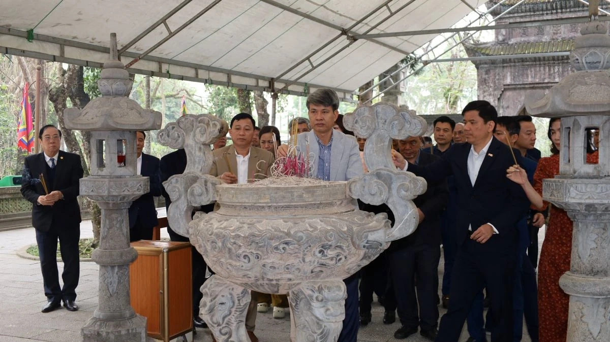 Hiệp hội Doanh nghiệp tỉnh dâng hương tại các di tích trọng điểm và gặp gỡ, giao lưu doanh nhân, doanh nghiệp