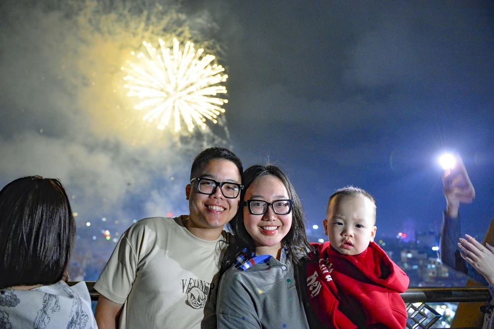 Rực rỡ ph&aacute;o hoa ch&agrave;o đ&oacute;n thời khắc bước sang năm mới 2026