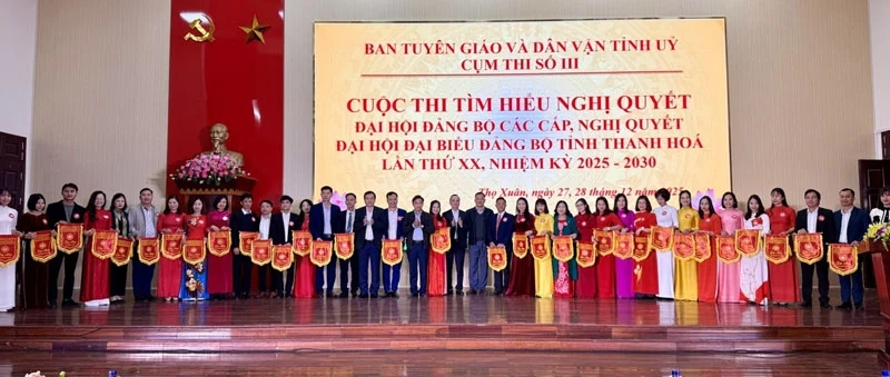 Tăng cường gi&aacute;o dục ch&iacute;nh trị, tư tưởng, đạo đức cho c&aacute;n bộ, đảng vi&ecirc;n