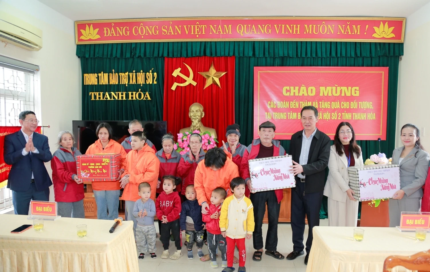 Phó Bí thư Tỉnh ủy, Chủ tịch Ủy ban MTTQ tỉnh Trịnh Tuấn Sinh thăm, tặng quà Tết tại các phường Sầm Sơn, Nam Sầm Sơn và xã Quảng Ninh