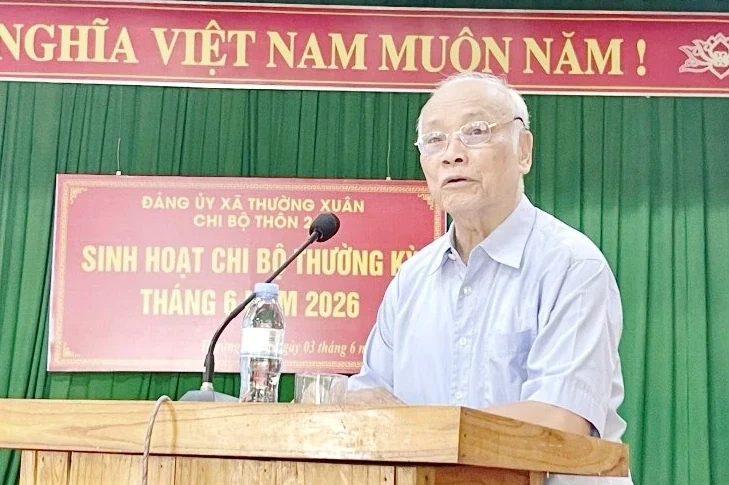 Phó Chủ tịch Thường trực Ủy ban MTTQ tỉnh Đỗ Thị Toán dự sinh hoạt chi bộ tại cơ sở