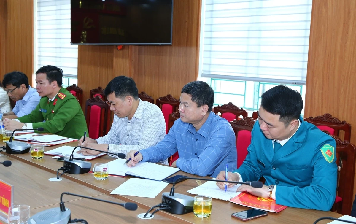 Ph&oacute; B&iacute; thư Thường trực Tỉnh ủy Nguyễn Hồng Phong thăm, l&agrave;m việc tại x&atilde; Hoa Lộc