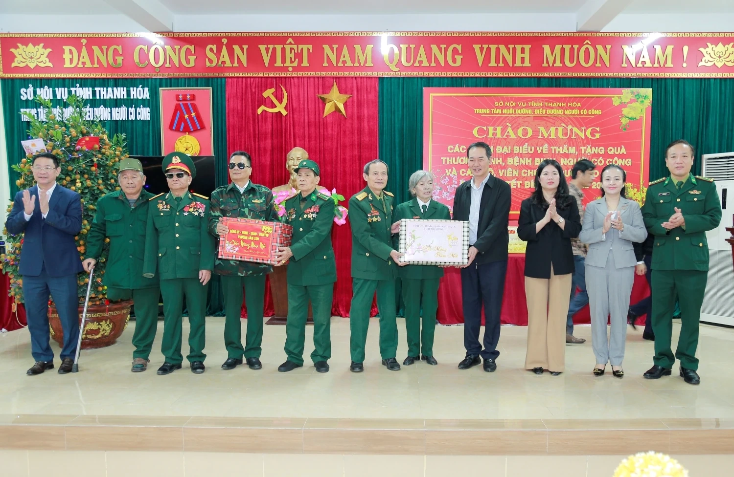 Phó Bí thư Tỉnh ủy, Chủ tịch Ủy ban MTTQ tỉnh Trịnh Tuấn Sinh thăm, tặng quà Tết tại các phường Sầm Sơn, Nam Sầm Sơn và xã Quảng Ninh