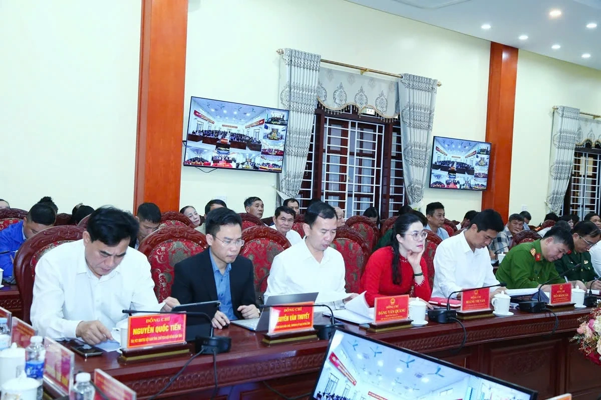 Phó Bí thư Thường trực Tỉnh ủy Nguyễn Hồng Phong và các ứng cử viên đại biểu HĐND tỉnh vận động bầu cử tại đơn vị bầu cử số 24