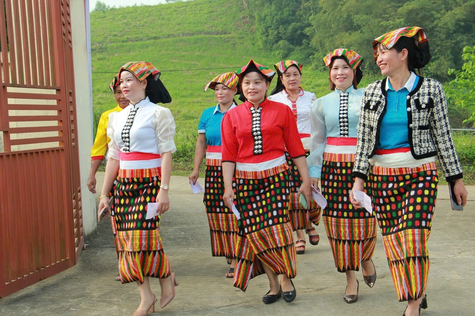 Phụ nữ Thanh Hóa mang sắc phục dân tộc, áo dài truyền thống trong ngày hội lớn