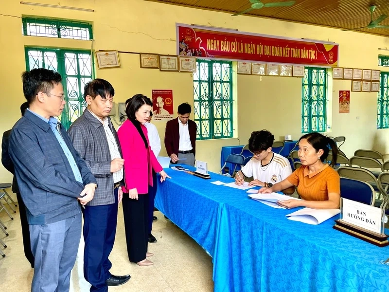 Phó Chủ tịch Thường trực Ủy ban MTTQ tỉnh Đỗ Thị Toán kiểm tra công tác chuẩn bị bầu cử 