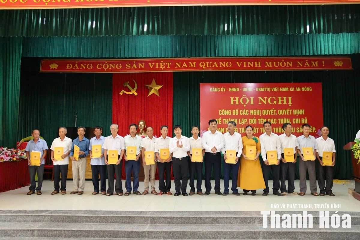 Xã An Nông công bố các nghị quyết, quyết định kiện toàn tổ chức thôn
