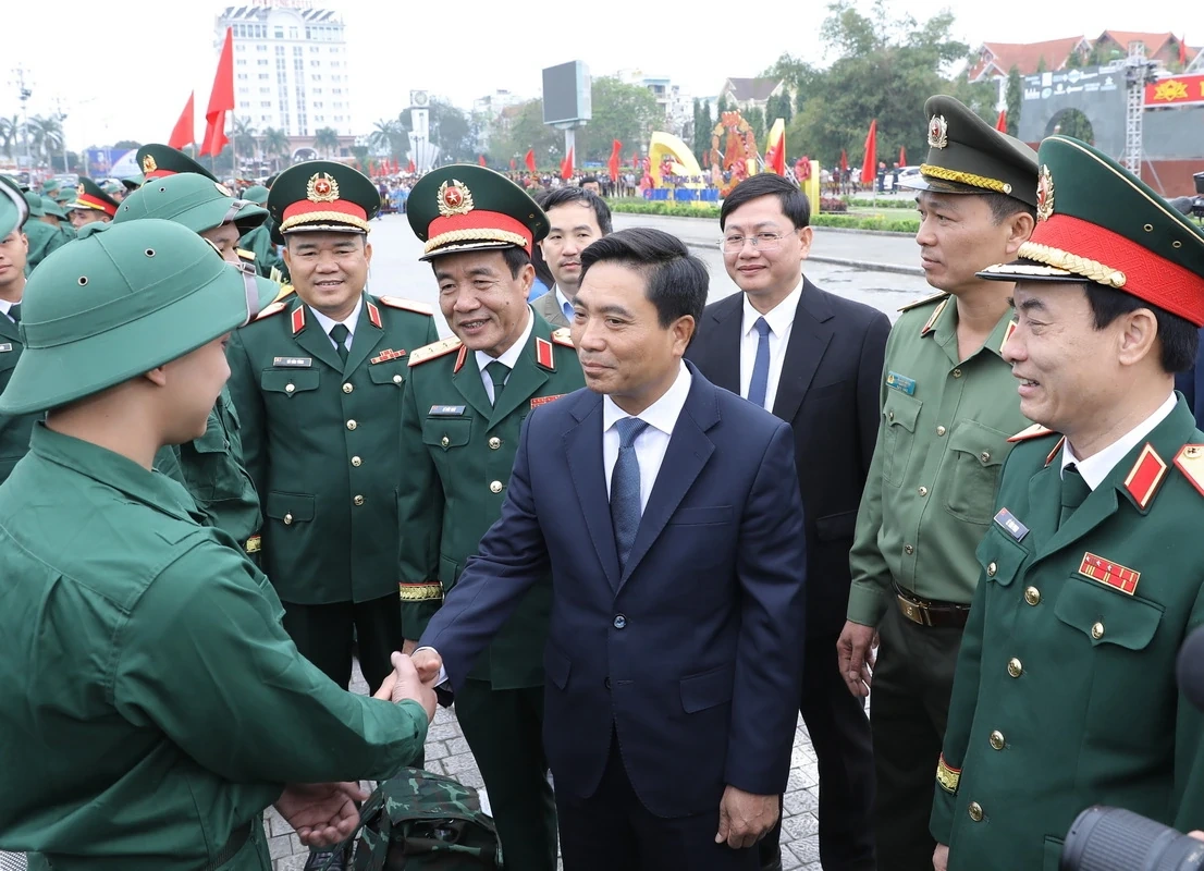 Bí thư Tỉnh ủy Nguyễn Doãn Anh và Thứ trưởng Bộ Quốc phòng Lê Đức Thái dự lễ giao nhận quân tại phường Hạc Thành