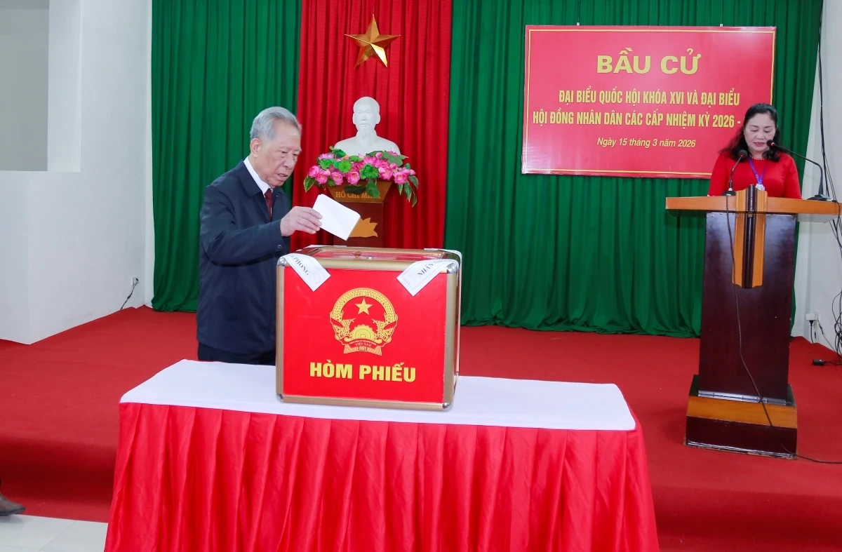 Phó Bí thư Tỉnh ủy, Chủ tịch Ủy ban MTTQ tỉnh Trịnh Tuấn Sinh dự lễ khai mạc và bỏ phiếu bầu cử tại Nhà văn hóa Tổ dân phố Đội Cung 3