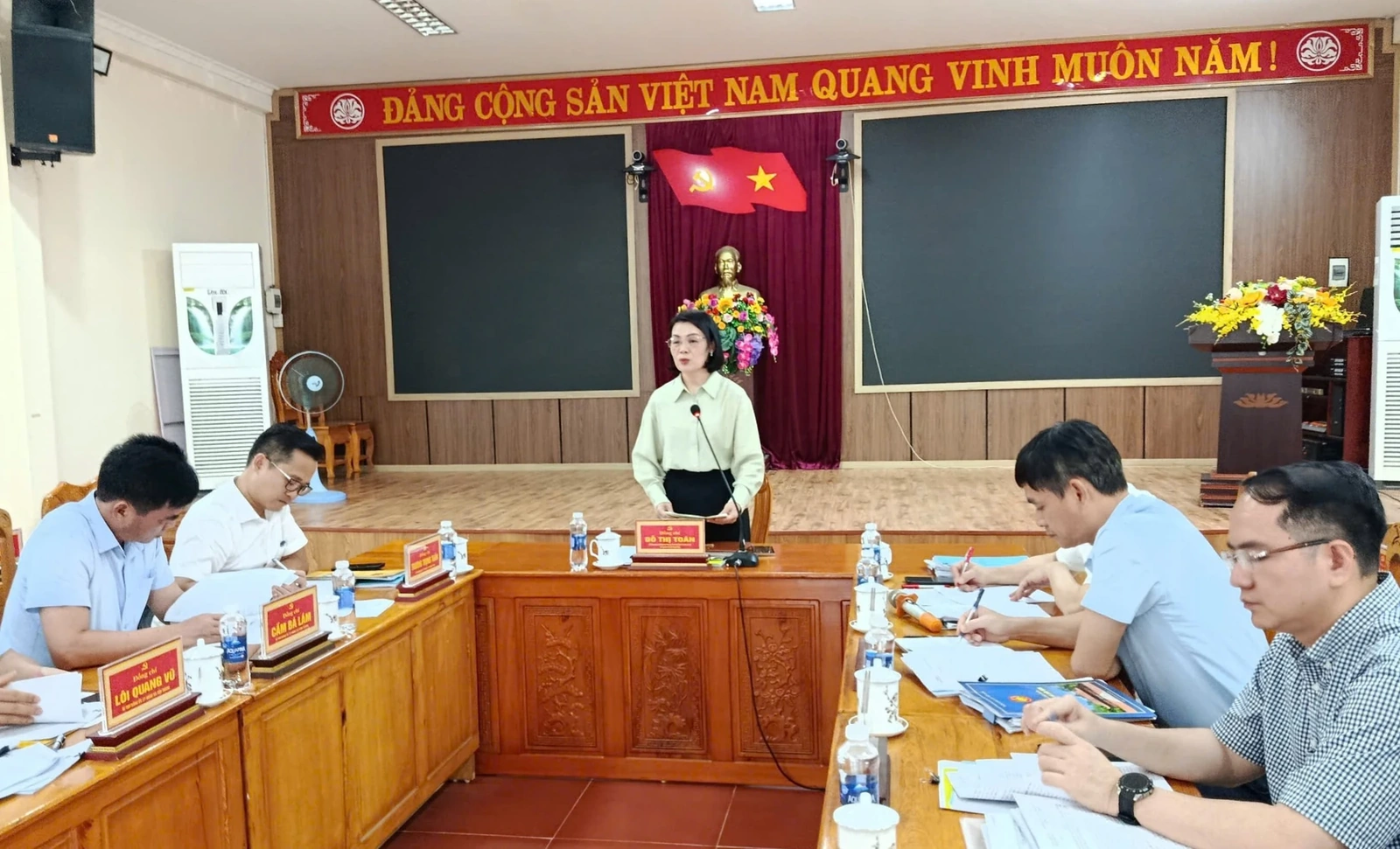 Đoàn kiểm tra của Ban Thường vụ Tỉnh ủy làm việc với 9 xã