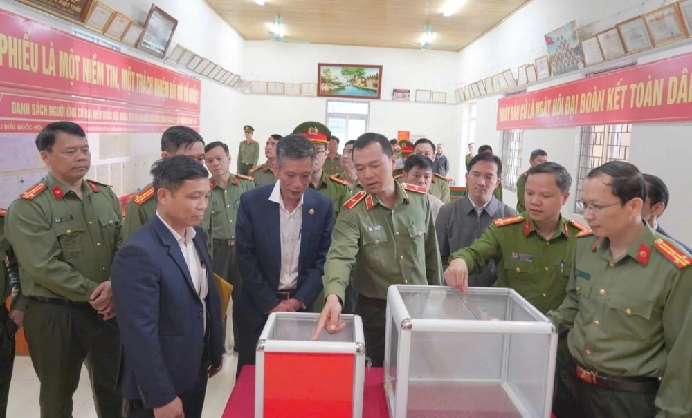 Giám đốc Công an tỉnh Tô Anh Dũng kiểm tra công tác chuẩn bị bầu cử tại phường Trúc Lâm và Hải Lĩnh