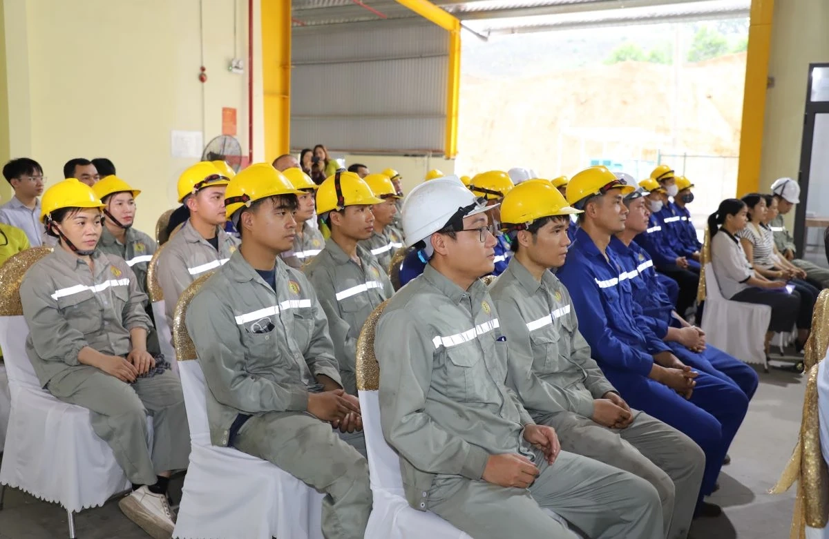 Phó Bí thư Thường trực Tỉnh ủy Nguyễn Hồng Phong dự lễ ra quân sản xuất đầu năm và làm việc tại xã Tân Thành