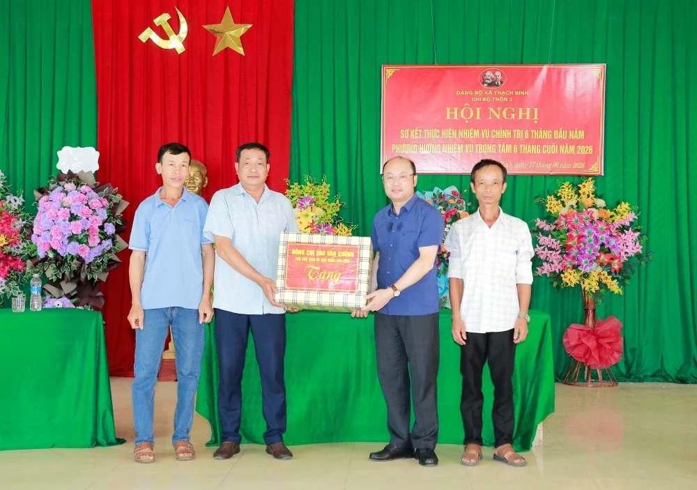 Phó Chủ tịch UBND tỉnh Cao Văn Cường dự Hội nghị sơ kết Chi bộ thôn 2, xã Thạch Bình