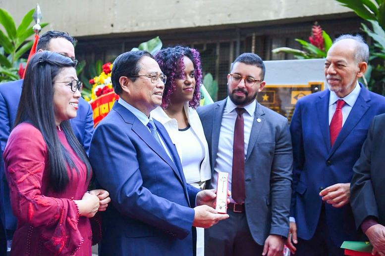 Thủ tướng Phạm Minh Chính dâng hoa tưởng niệm Chủ tịch Hồ Chí Minh tại Rio de Janeiro- Ảnh 5.