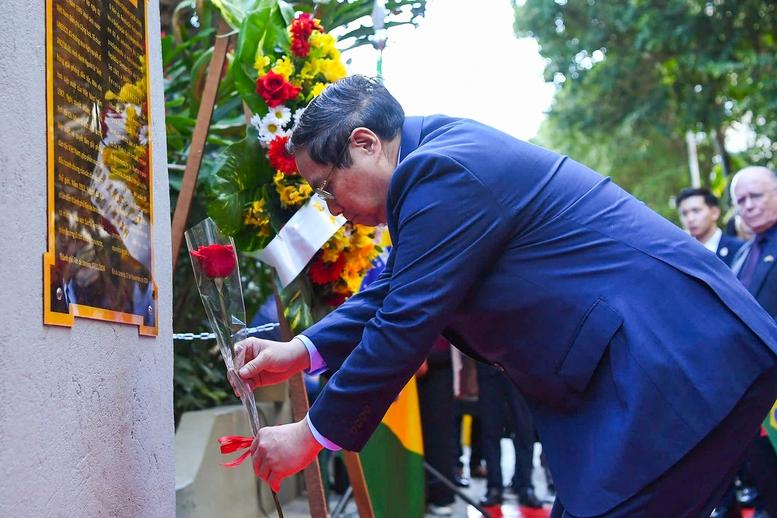 Thủ tướng Phạm Minh Chính dâng hoa tưởng niệm Chủ tịch Hồ Chí Minh tại Rio de Janeiro- Ảnh 2.