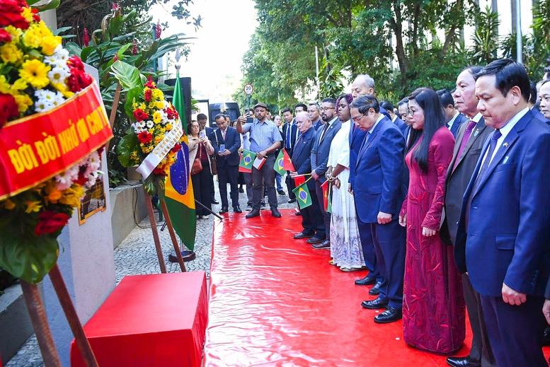 Thủ tướng Phạm Minh Chính dâng hoa tưởng niệm Chủ tịch Hồ Chí Minh tại Rio de Janeiro- Ảnh 3.