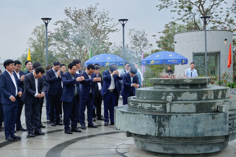 Thủ tướng dâng hương tưởng niệm Chủ tịch Hồ Chí Minh và các Anh hùng, liệt sĩ tại Điện Biên- Ảnh 3.