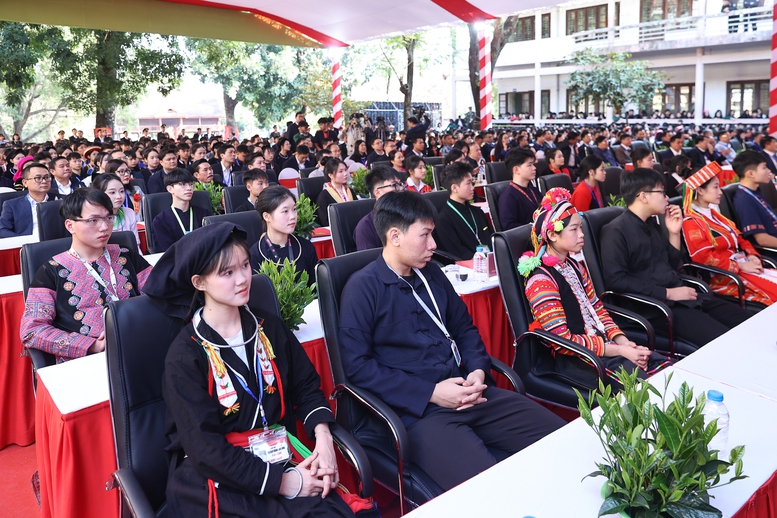 Thủ tướng dự khởi c&ocirc;ng 3 ng&ocirc;i trường của 