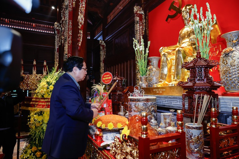 Thủ tướng dâng hương tưởng niệm Chủ tịch Hồ Chí Minh và các Anh hùng, liệt sĩ tại Điện Biên- Ảnh 2.