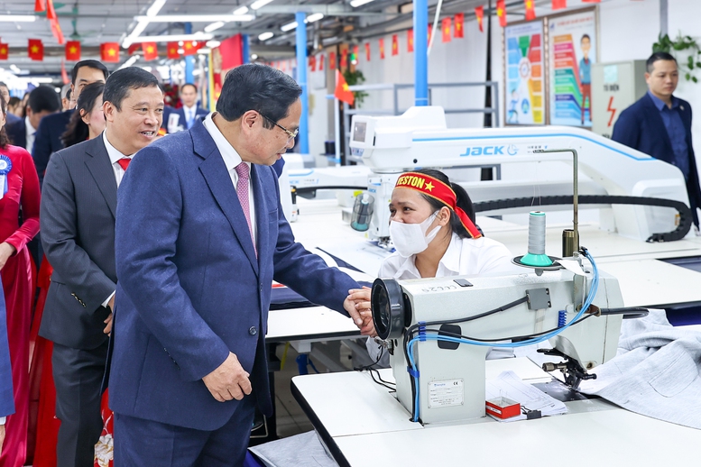 Thủ tướng: Ph&aacute;t triển ng&agrave;nh c&ocirc;ng nghiệp thời trang, biến dệt may Việt Nam th&agrave;nh thương hiệu to&agrave;n cầu- Ảnh 2.