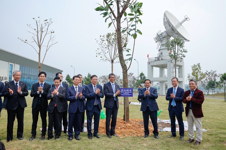 Thủ tướng dự Diễn đàn tầm nhìn vũ trụ Việt Nam - Nhật Bản và khánh thành Trung tâm Vũ trụ Việt Nam- Ảnh 10. Thủ tướng dự Diễn đàn tầm nhìn vũ trụ Việt Nam - Nhật Bản và khánh thành Trung tâm Vũ trụ Việt Nam- Ảnh 10.