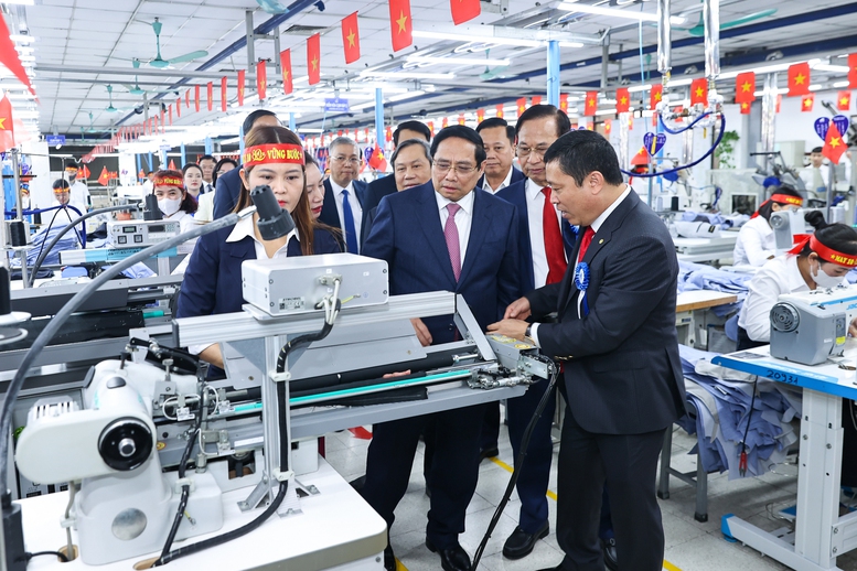 Thủ tướng: Ph&aacute;t triển ng&agrave;nh c&ocirc;ng nghiệp thời trang, biến dệt may Việt Nam th&agrave;nh thương hiệu to&agrave;n cầu- Ảnh 1.
