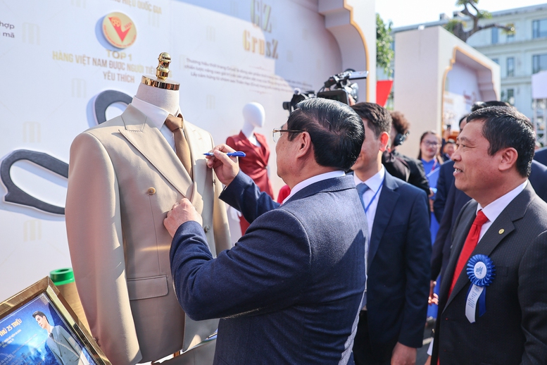 Thủ tướng: Ph&aacute;t triển ng&agrave;nh c&ocirc;ng nghiệp thời trang, biến dệt may Việt Nam th&agrave;nh thương hiệu to&agrave;n cầu- Ảnh 4.