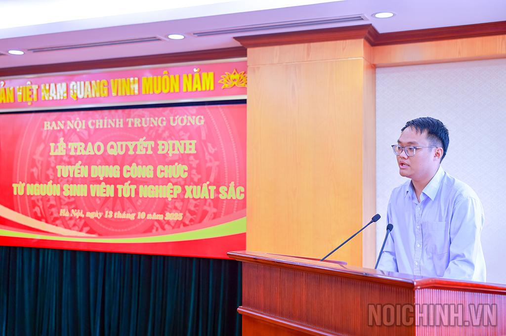 Đồng chí Lê Minh Quân, đại diện các sinh viên xuất sắc mới được tuyển dụng phát biểu