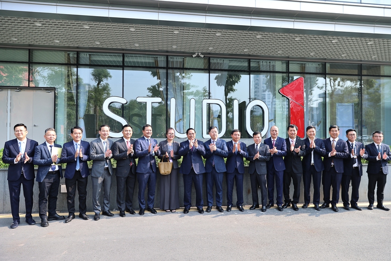 Thủ tướng: VTV phát huy vai trò đặc biệt quan trọng trong hệ thống thông tin, truyền thông và định hướng tư tưởng- Ảnh 14. Thủ tướng: VTV phát huy vai trò đặc biệt quan trọng trong hệ thống thông tin, truyền thông và định hướng tư tưởng- Ảnh 14.