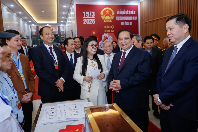 Thủ tướng Phạm Minh Chính cùng cử tri bỏ phiếu bầu cử tại phường Tây Hồ, Hà Nội- Ảnh 3.