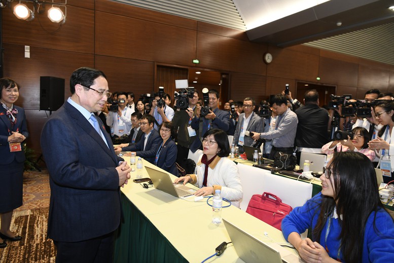 Thủ tướng Phạm Minh Ch&iacute;nh thăm, động vi&ecirc;n ph&oacute;ng vi&ecirc;n b&aacute;o ch&iacute; t&aacute;c nghiệp tại Đại hội XIV của Đảng- Ảnh 2.