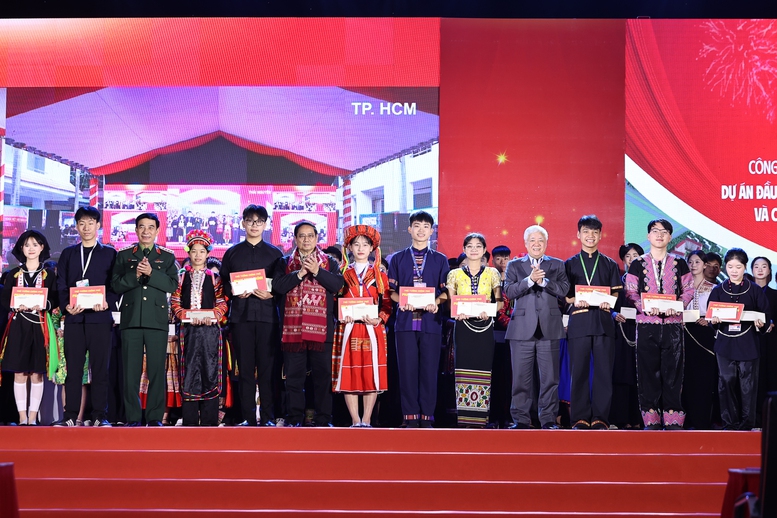 Thủ tướng dự khởi c&ocirc;ng 3 ng&ocirc;i trường của 