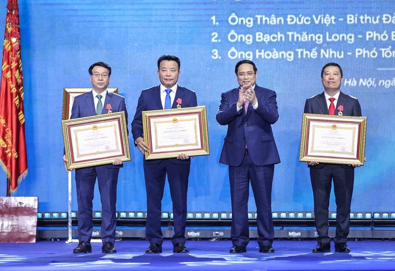 Thủ tướng: Ph&aacute;t triển ng&agrave;nh c&ocirc;ng nghiệp thời trang, biến dệt may Việt Nam th&agrave;nh thương hiệu to&agrave;n cầu- Ảnh 7.