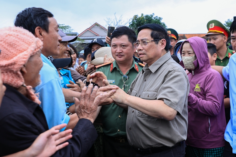 Thủ tướng thăm, động viên người dân tại Thủ tướng thăm, động viên người dân tại