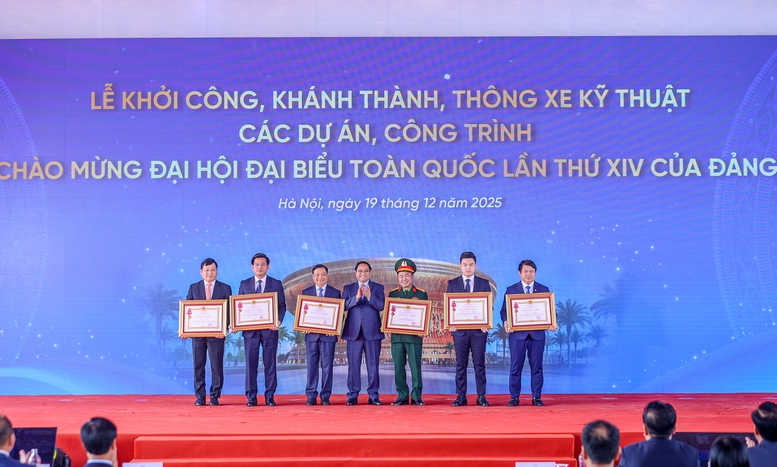 Thủ tướng: Triển khai các dự án trọng điểm quốc gia Thủ tướng: Triển khai các dự án trọng điểm quốc gia