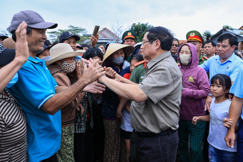 Thủ tướng thăm, động viên người dân tại Thủ tướng thăm, động viên người dân tại