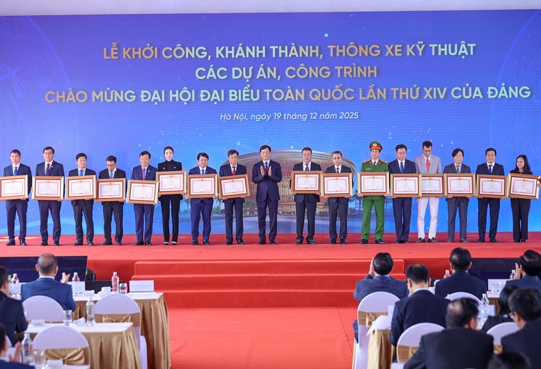 Thủ tướng: Triển khai các dự án trọng điểm quốc gia Thủ tướng: Triển khai các dự án trọng điểm quốc gia