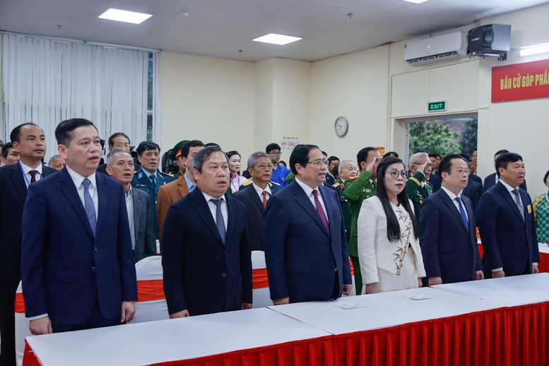 Thủ tướng Phạm Minh Chính cùng cử tri bỏ phiếu bầu cử tại phường Tây Hồ, Hà Nội- Ảnh 4.