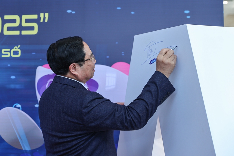 Thủ tướng: VTV phát huy vai trò đặc biệt quan trọng trong hệ thống thông tin, truyền thông và định hướng tư tưởng- Ảnh 13. Thủ tướng: VTV phát huy vai trò đặc biệt quan trọng trong hệ thống thông tin, truyền thông và định hướng tư tưởng- Ảnh 13.