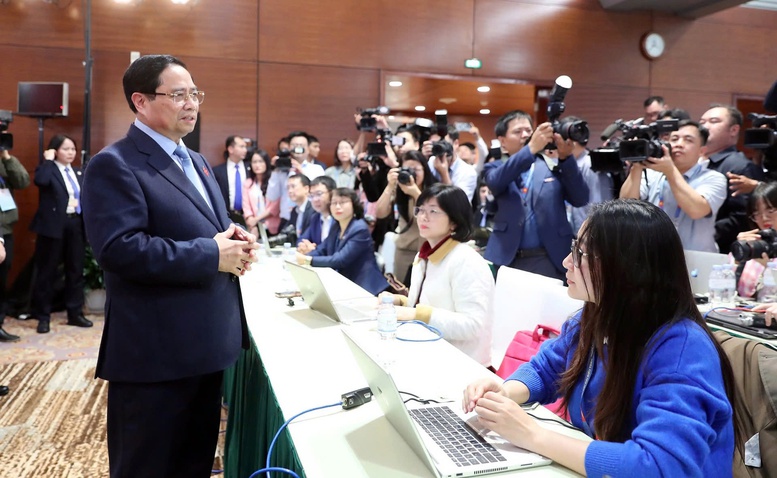 Thủ tướng Phạm Minh Ch&iacute;nh thăm, động vi&ecirc;n ph&oacute;ng vi&ecirc;n b&aacute;o ch&iacute; t&aacute;c nghiệp tại Đại hội XIV của Đảng- Ảnh 1.
