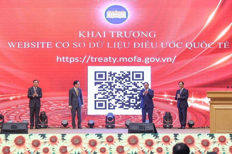 Thủ tướng: Củng cố vững chắc v&agrave;nh đai an ninh - ph&aacute;t triển của đất nước, giữ thế chủ động chiến lược- Ảnh 9.