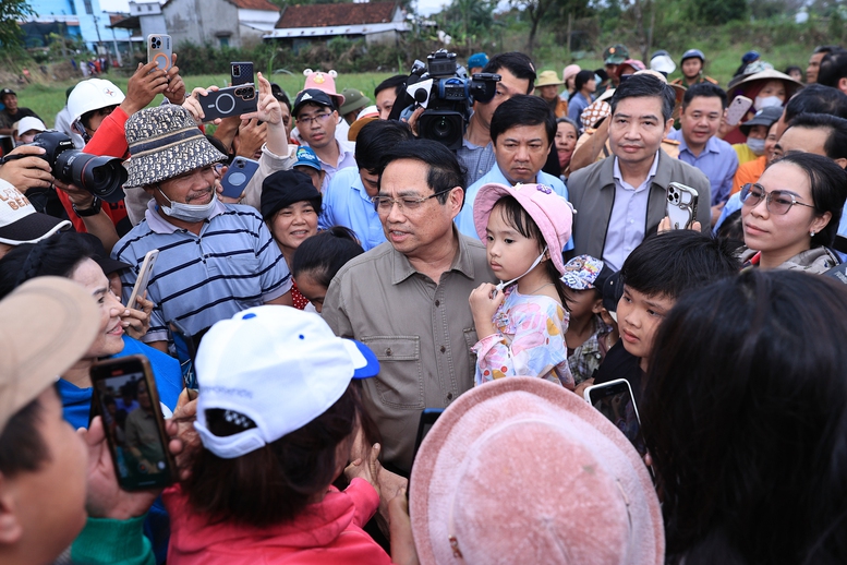 Thủ tướng thăm, động viên người dân tại Thủ tướng thăm, động viên người dân tại