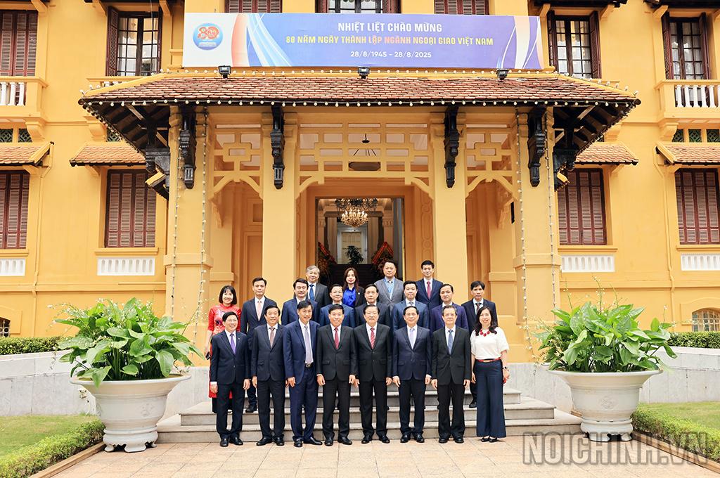 Các đồng chí lãnh đạo chụp ảnh lưu niệm