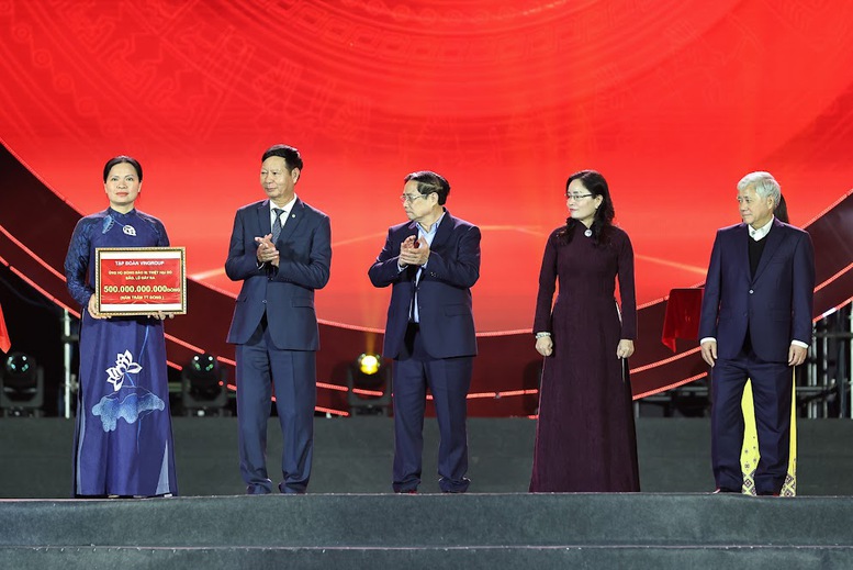 Thủ tướng kêu gọi chung sức đồng lòng, đồng cam cộng khổ, chia sẻ với đồng bào miền Trung- Ảnh 7.